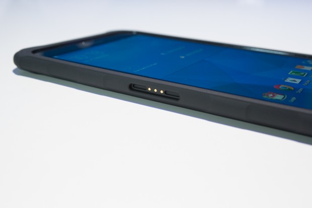 Über Pins kann das Galaxy Tab Active in einer Ladestation aufgeladen werden. (Bild: Fabian Hamacher/Golem.de)